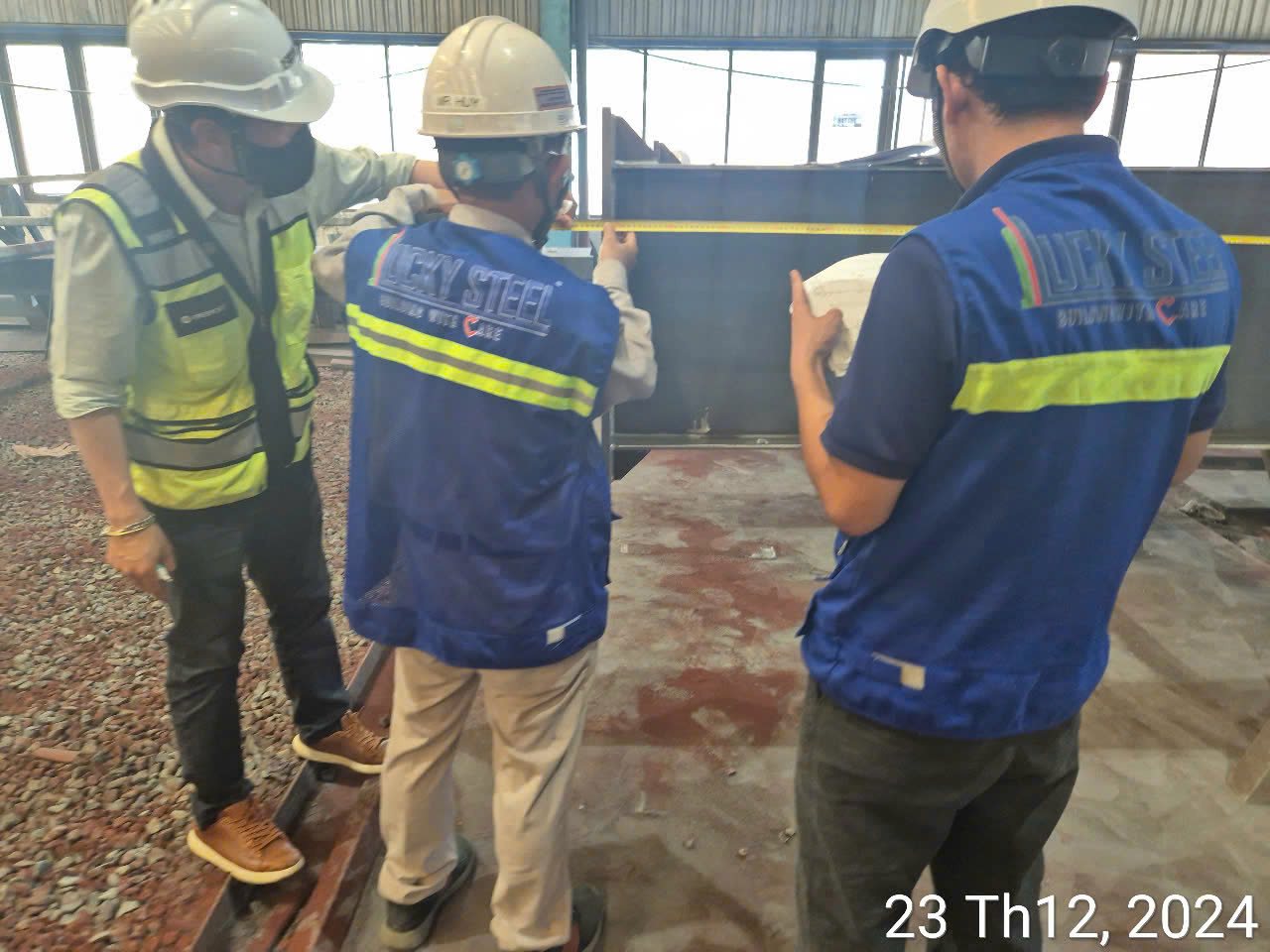 Kiểm tra kích thước cùng khách hàng