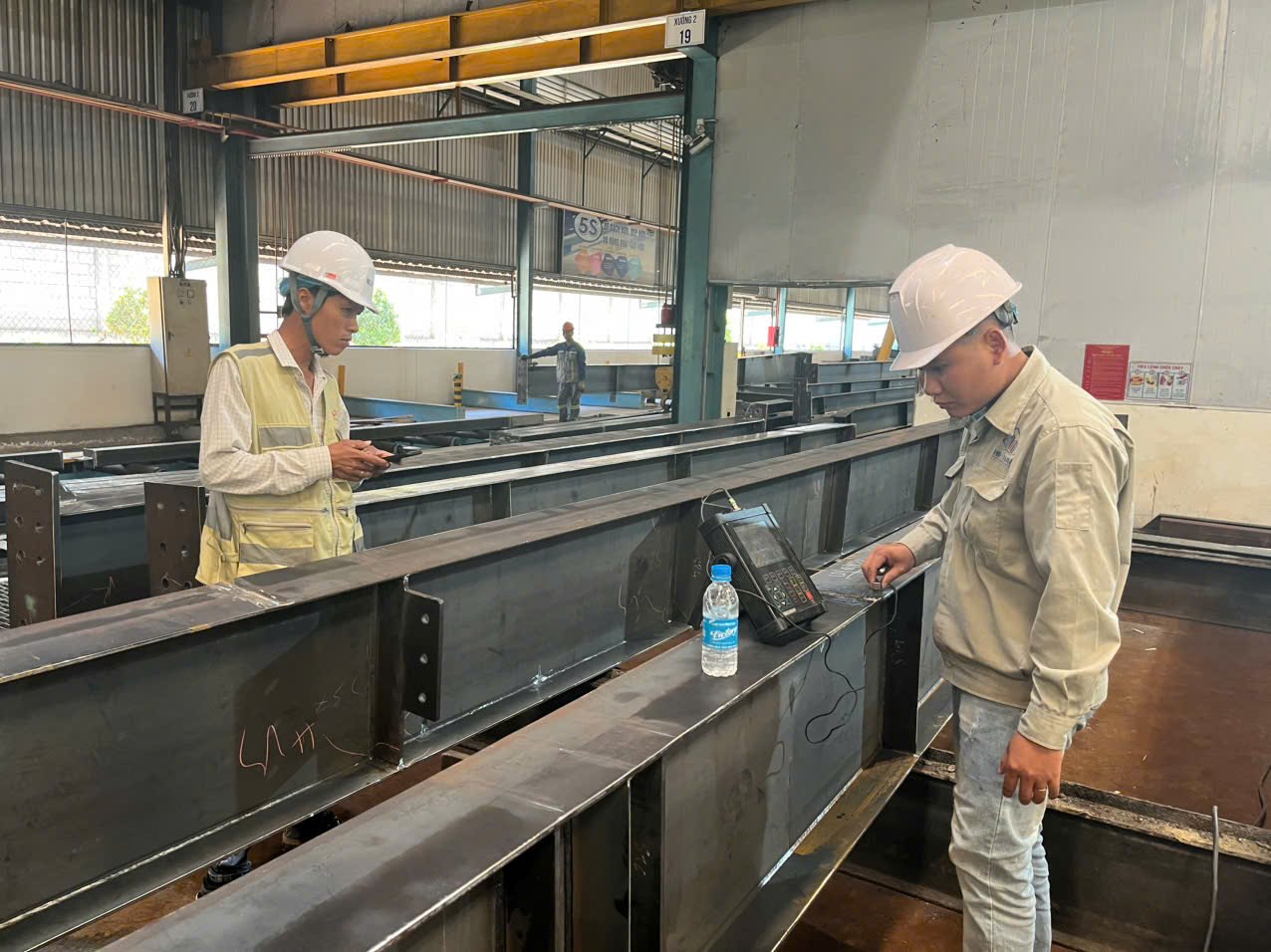 Kiểm tra siêu âm tại Xưởng 2
