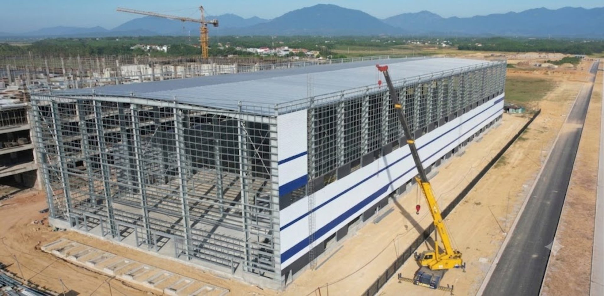 Công trình nhà xưởng đang lắp dựng